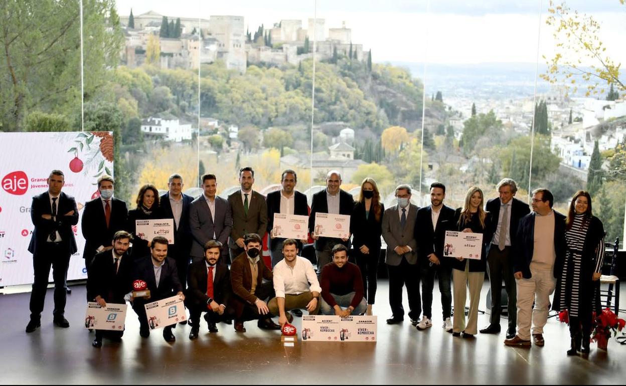 Foto de los nominados y los ganadores de los Premios AJEGranada 2021. 