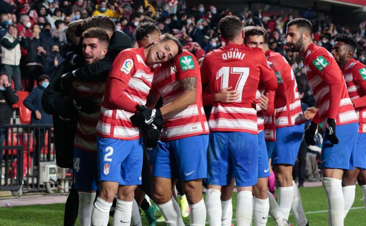 Arias, abrazado tras la consecución de su gol. 