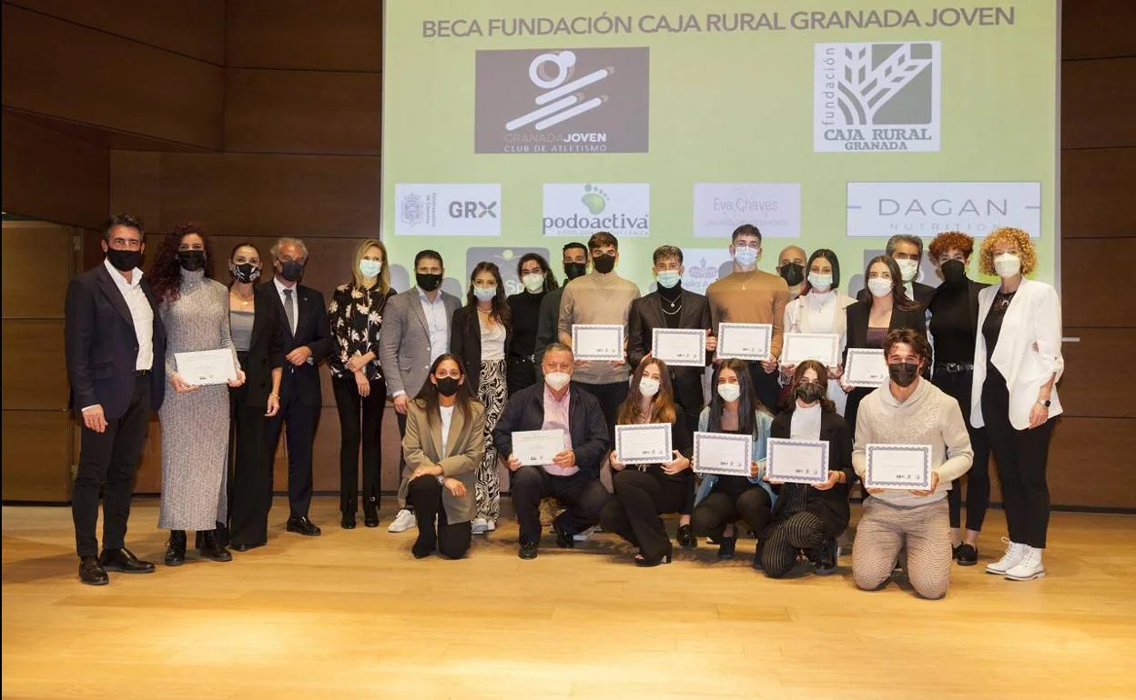 Los becados por el programa del Granada Joven y la Fundación Caja Rural Granada, en el acto.