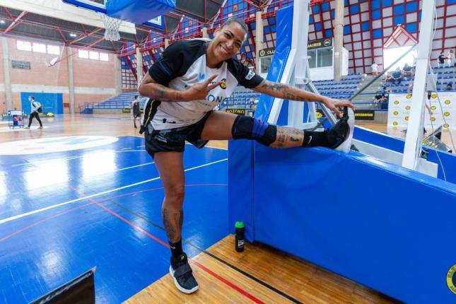 Erika de Souza realiza estiramientos, la gigante brasileña visita el Palacio de los Deportes.
