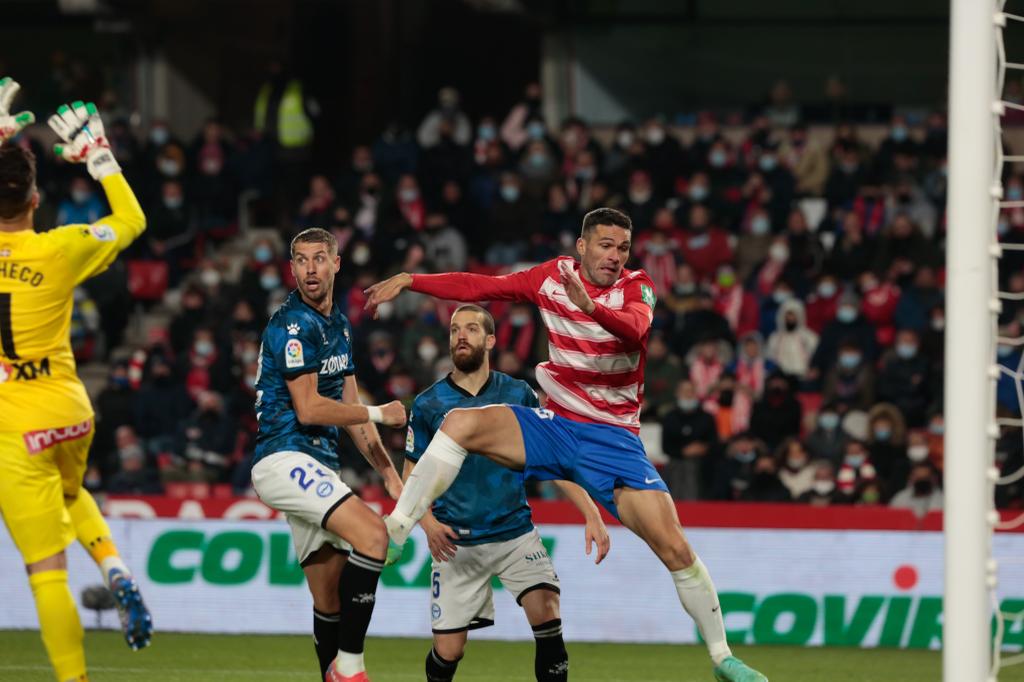 Los jugadores del Granada celebran el gol de Puertas para el 1-0. 