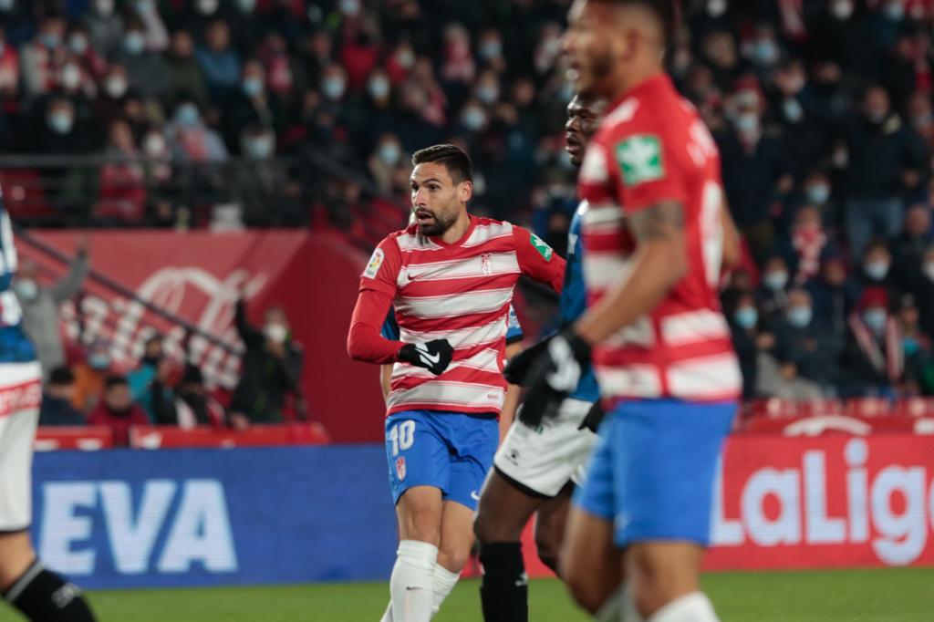 Los jugadores del Granada celebran el gol de Puertas para el 1-0. 