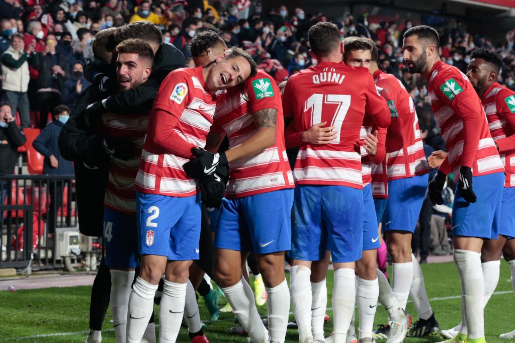 Los jugadores del Granada celebran el gol de Puertas para el 1-0. 