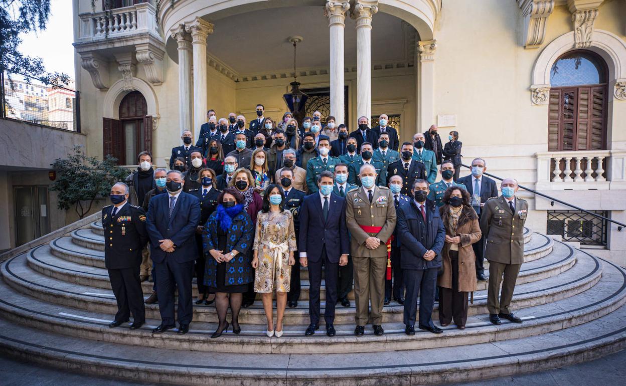 Foto de los asistentes al acto de entrega de reconocimientos con motivo del Día de la Constitución. 