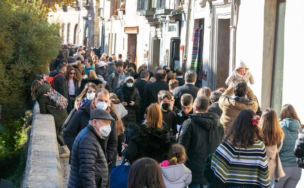 Si se considera la Carrera del Darro y el Paseo de los Tristes como termómetro de la ocupación de Granada, la ciudad está llena.