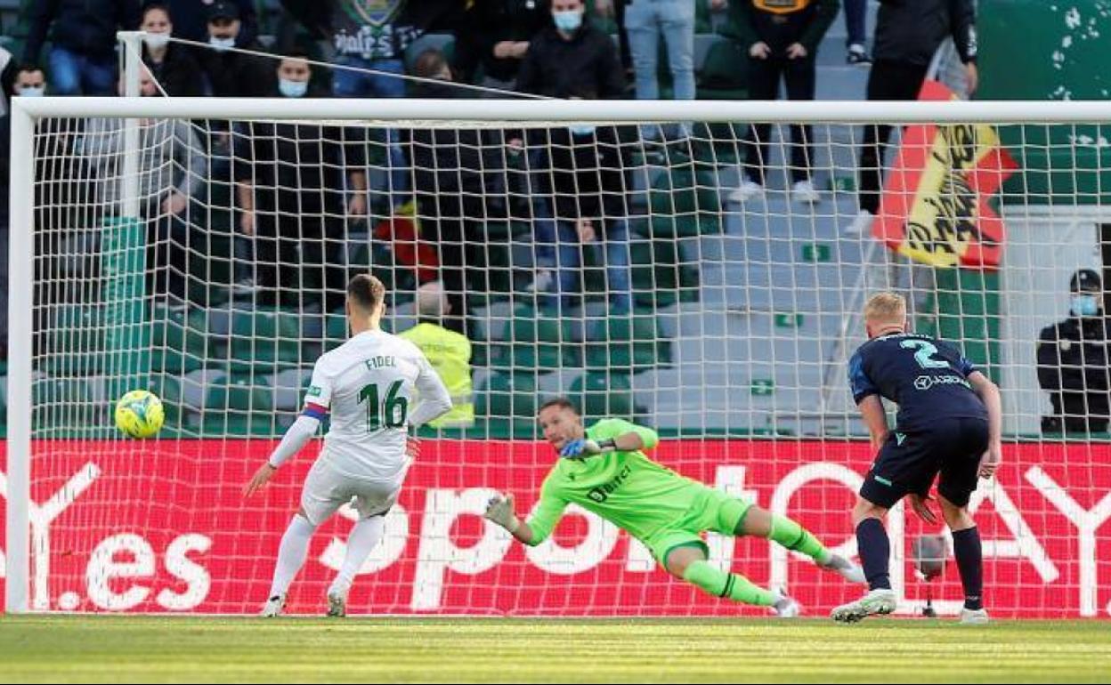 Fidel bate a Ledesma en el penalti que abrió el marcador en el Martínez Valero. 