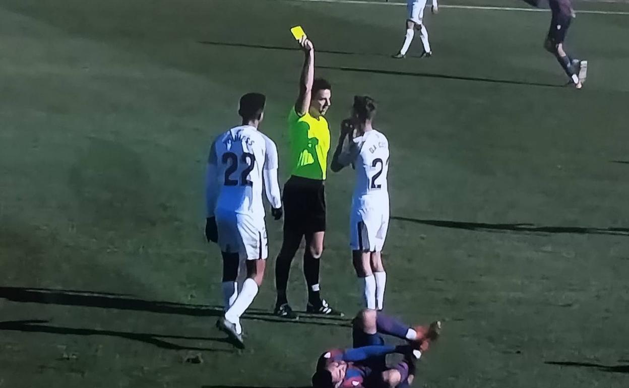 Da Costa (a la derecha) le pide explicaciones al árbitro tras recibir su segunda cartulina amarilla. 