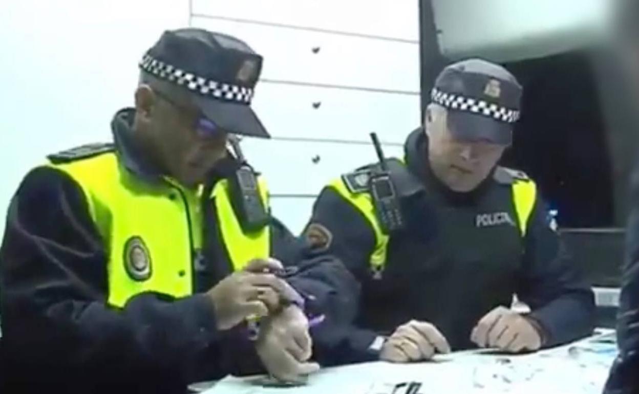 Dos agentes de la Policía Local de Granada en la noche del sábado en el control de alcoholemia.