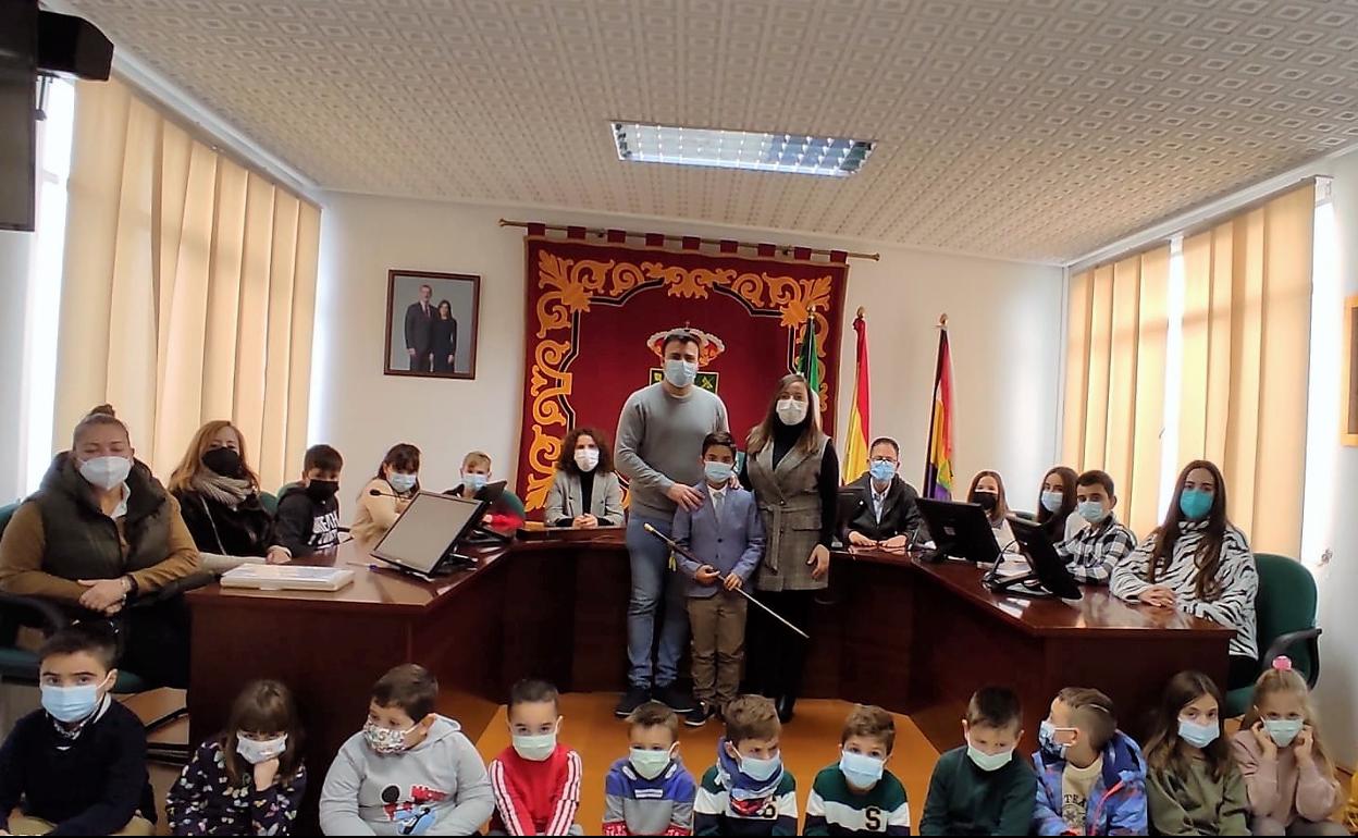 Los niños visitan el salón de plenos del Ayuntamiento de Quesada con su alcalde. 