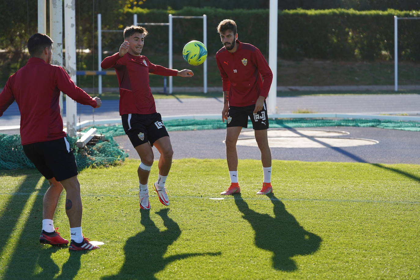 Aitor Buñuel espera para controlar el balón entre Robertone y Centelles. 