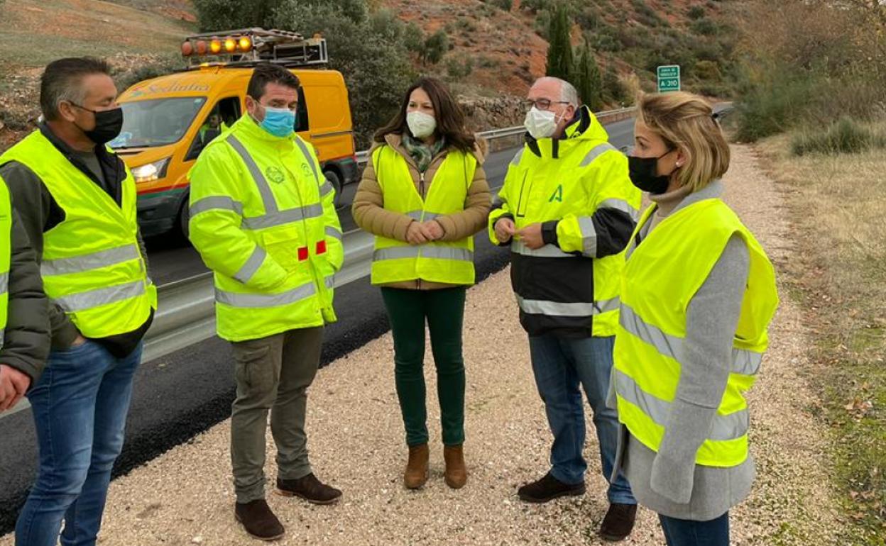 Visita del delegado Jesús Estrella a las obras en el tramo de la carretera. 