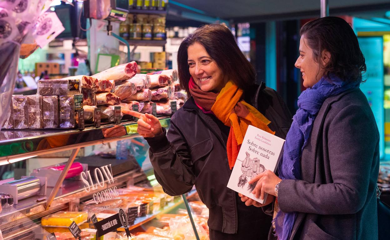 Rosa Belmonte y Emilia Landaluce en el mercado madrileño de La Paz. 