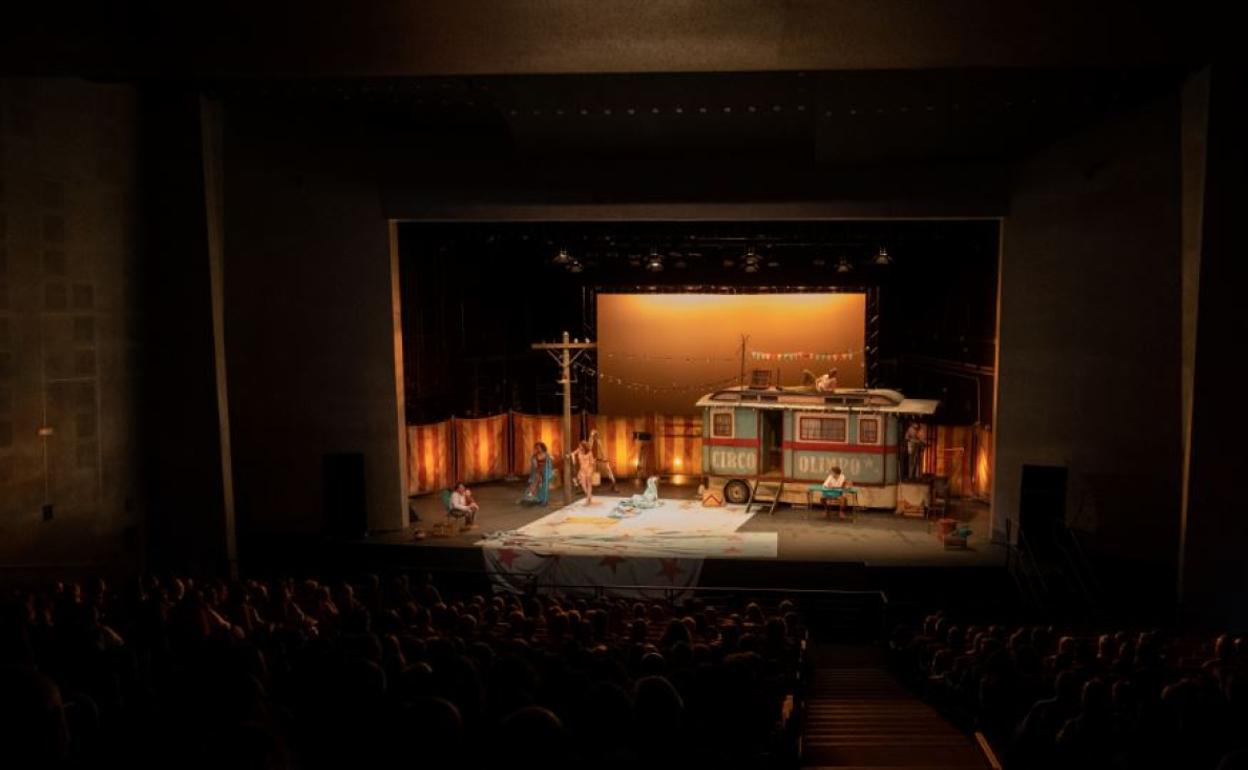 Momento de la actuación de 'Anfitrión' en el Teatro Infanta Leonor de la capital. 