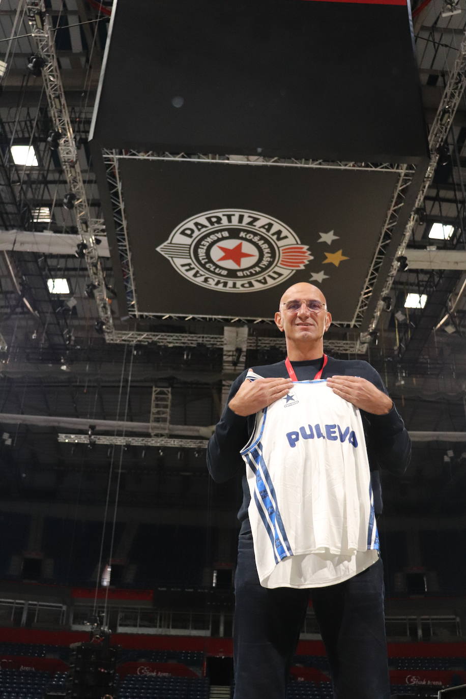 Goran Grbovic sostiene, bajo el escudo del Partizan, el otro club de su vida, una camiseta de 'su' Puleva Granada en el gigantesco Stark Arena de Belgrado.