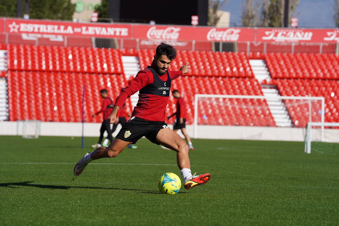 La UD Almería trabaja para no abandonar el liderato.