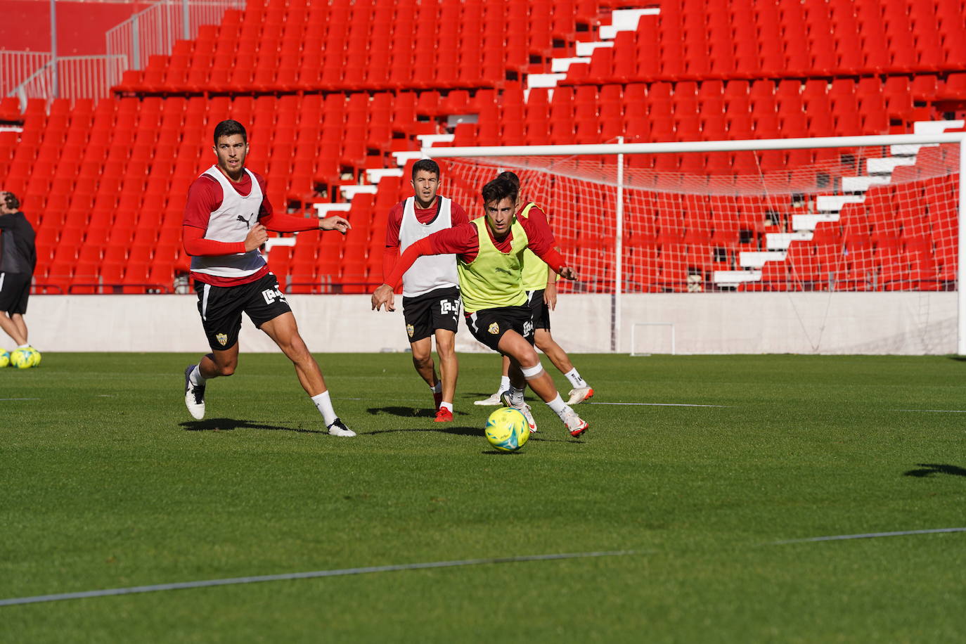 La UD Almería trabaja para no abandonar el liderato.