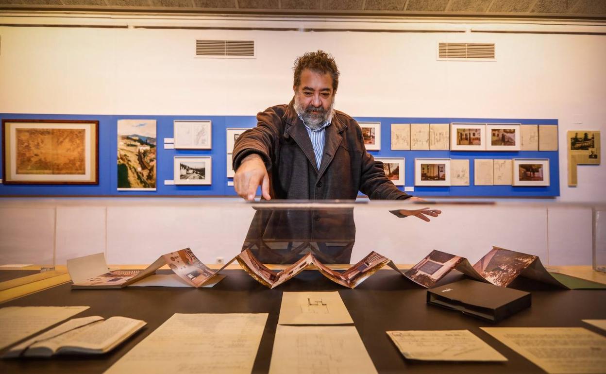 El comisario, José Vallejo, muestra algunos de los documentos de la exposición.