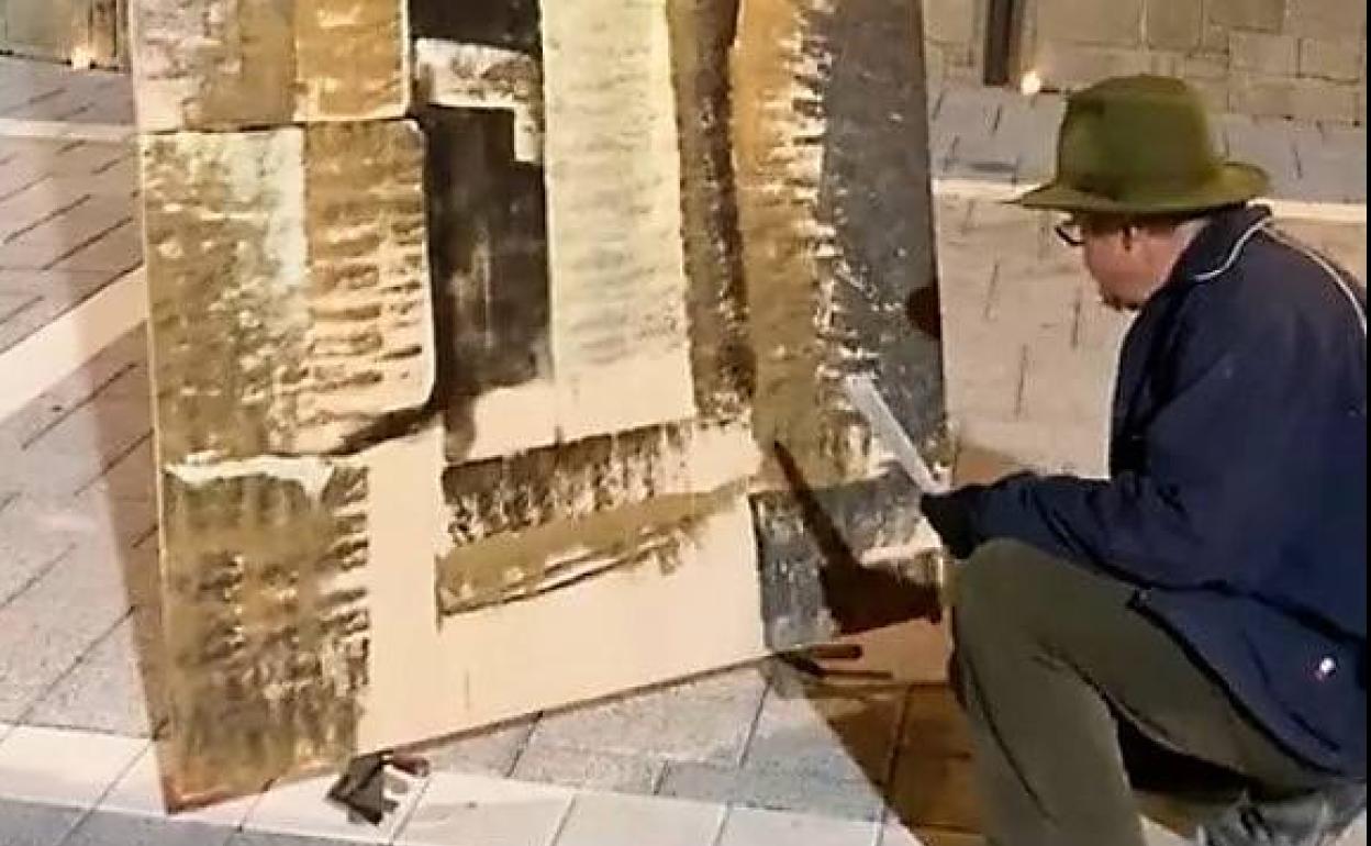 Faustino Castillo en un momento de la creación en plena calle de una obra sobre la Cámara Sepulcral de Toya. .