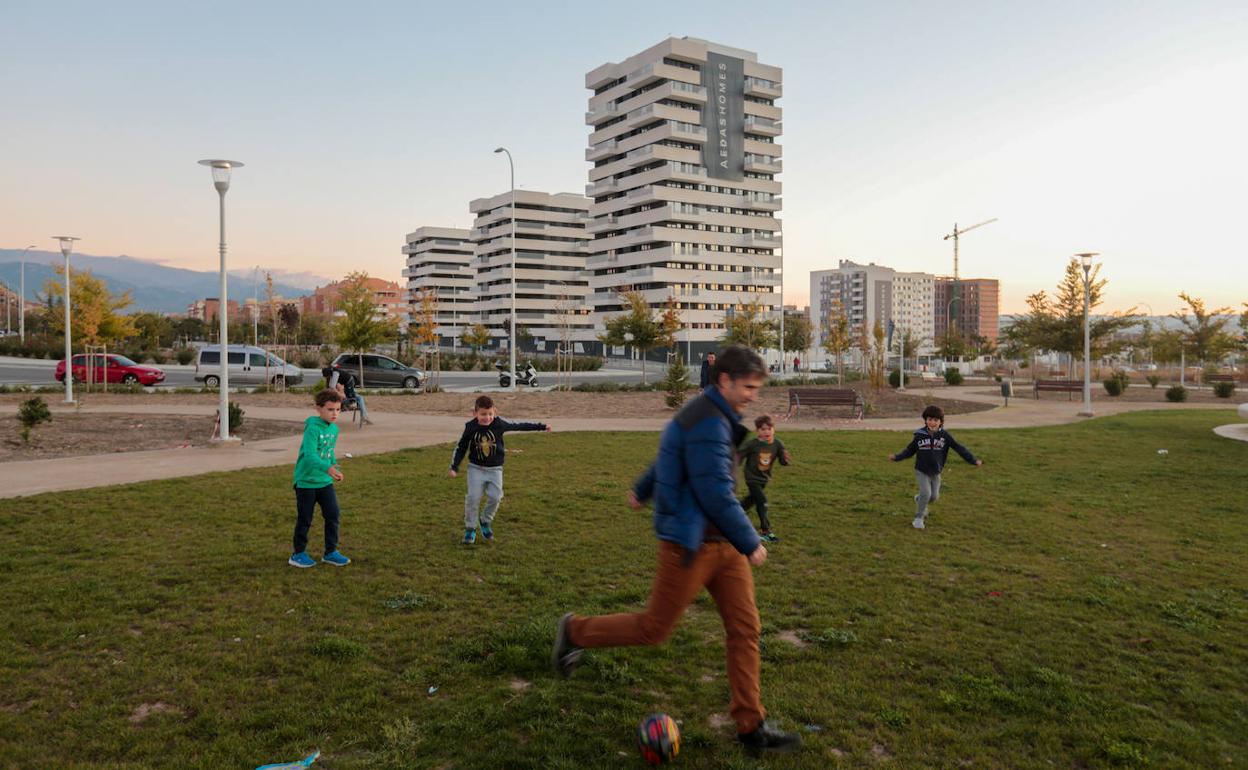 Nuevas torres de viviendas junto al parque de borde norte.