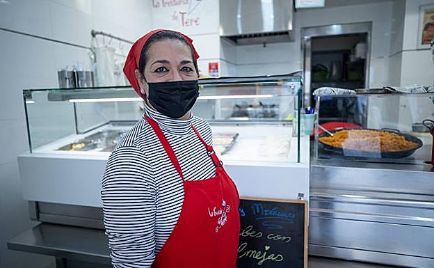 Tere Estepa, de La Freiduría de Tere, en plaza de la Pescadería, valora muy positivamente la afluencia de público en estos días.