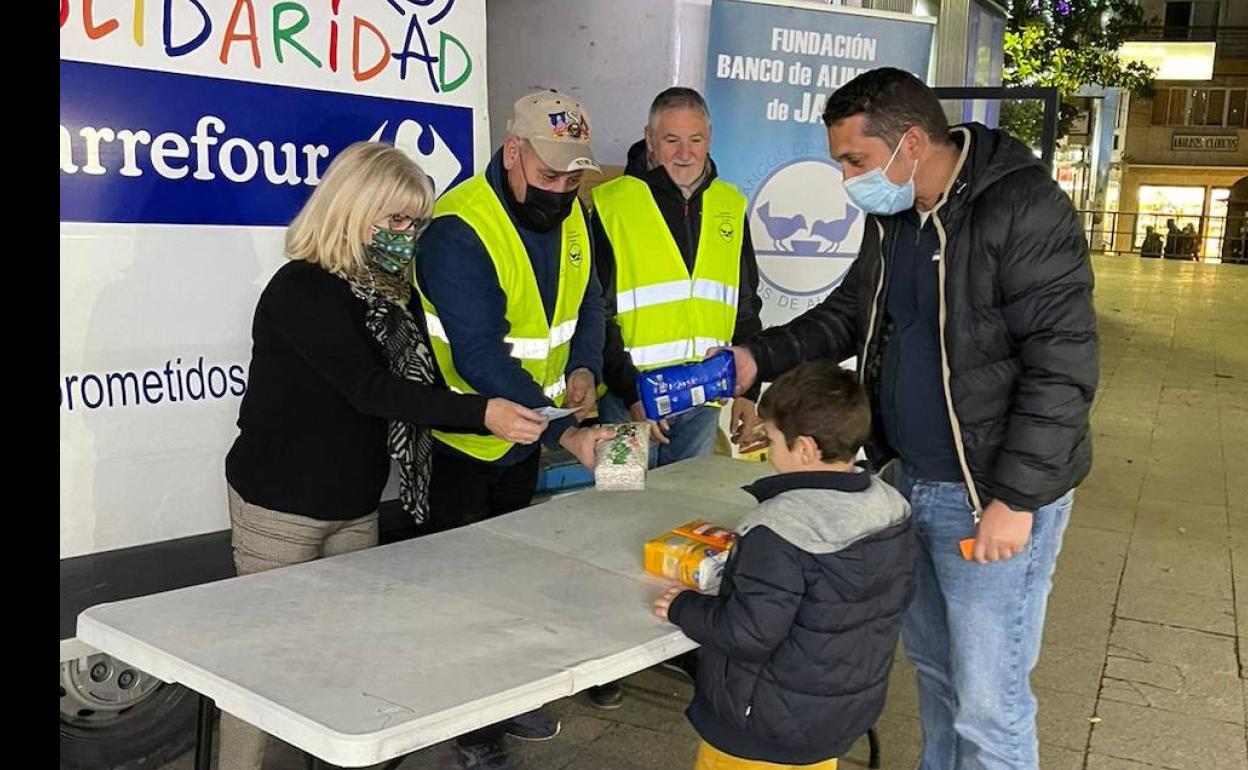 Una familia colabora a cambio de un pase para el tiovivo. 