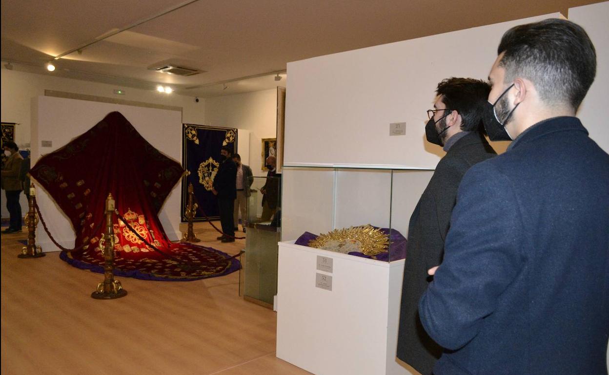 Visitantes a la exposición 'Sine labe concepta' de la Agrupación de Cofradías de Jaén, situada en el Museo Provincial. 