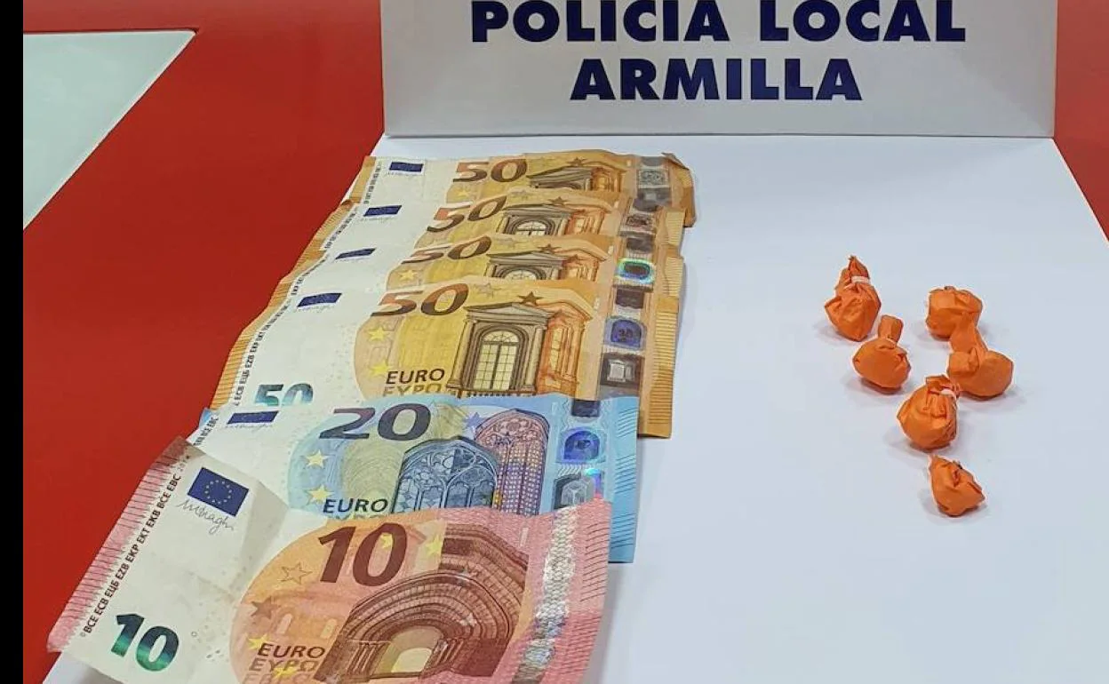 El dinero y la cocaína intervenidas. 