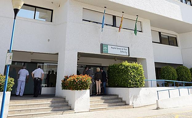 Dos personas trasladadas al hospital con quemaduras graves tras el incendio de una caseta agrícola en Carchuna