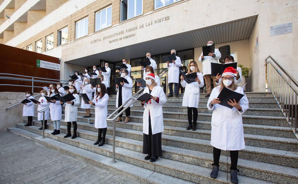 El coro del hospital Virgen de las Nieves interpretó ayer su repertorio ante compañeros y familiares. 