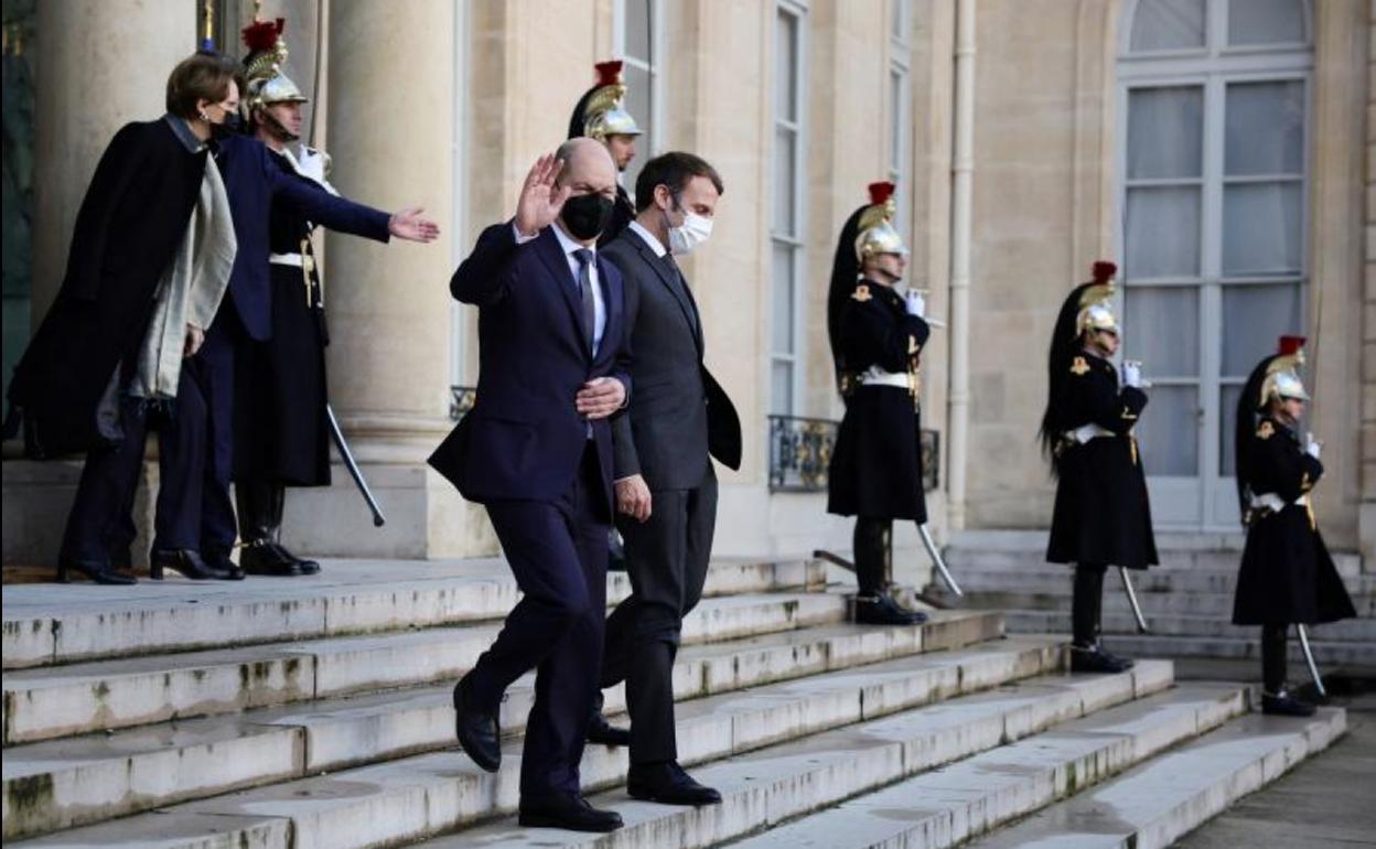 Olaf Scholz y Emmanuel Macron tras su reunión de este viernes en el Palacio del Elíseo.