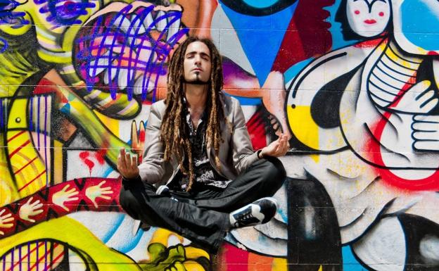 Dann Hoyos, 'levitando' con sus rastas. 