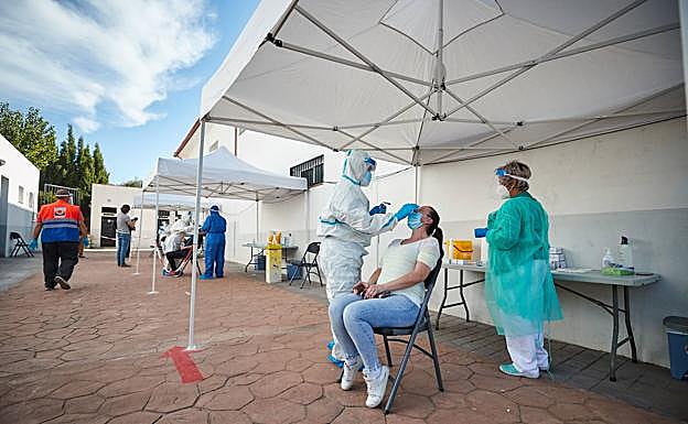 Varios brotes en colegios de Granada obligan a Salud a realizar con urgencia más de 600 test