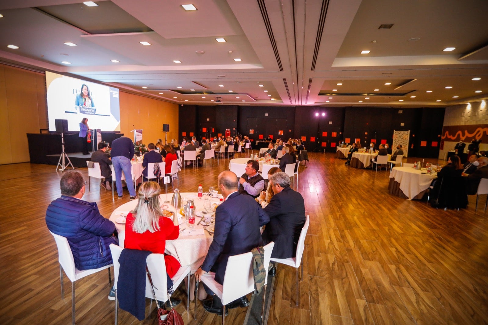 La consejera de Agricultura ha abordado este viernes los retos del sector agrícola en Granada y Andalucía