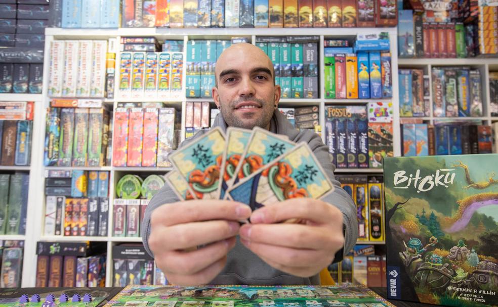 Germán P. Millán, creador de 'Bitoku', posa con su juego en El bazar de Iglesias. 