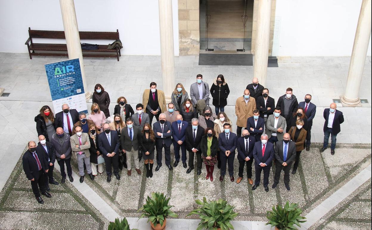 Rogelio Velasco, Pilar Aranda y Francisco Cuenca, con representantes del consorcio, en el Hospital Real. 