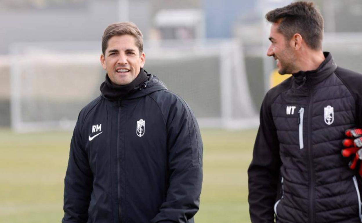 Robert Moreno ríe junto al preparador de porteros, Nacho Torres, antes del entrenamiento de este sábado. 