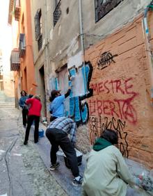 Imagen secundaria 2 - Vecinos del Albaicín y estudiantes americanos se unen contra los grafitis del barrio