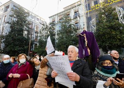 Imagen secundaria 1 - Concentración de ultracatólicos frente a la Plaza del Carmen.