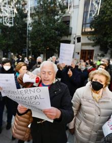 Imagen secundaria 2 - Concentración de ultracatólicos frente a la Plaza del Carmen.