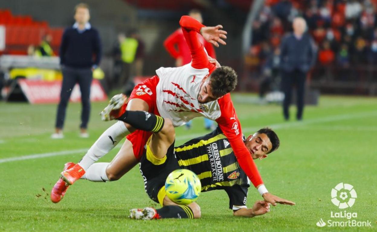 Jugada del partido entre el Almería y el Zaragoza.
