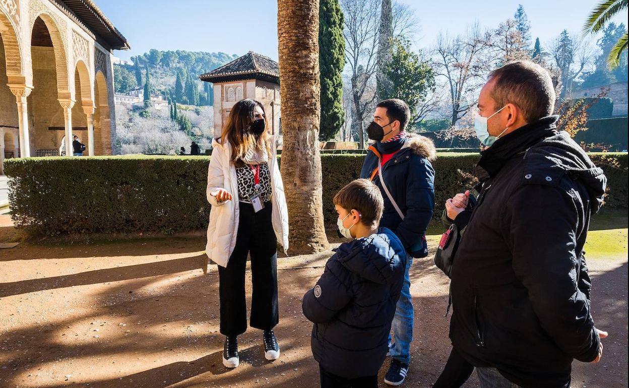 La Alhambra ofrece en Navidad nuevas visitas guiadas para acercar el monumento a las familias