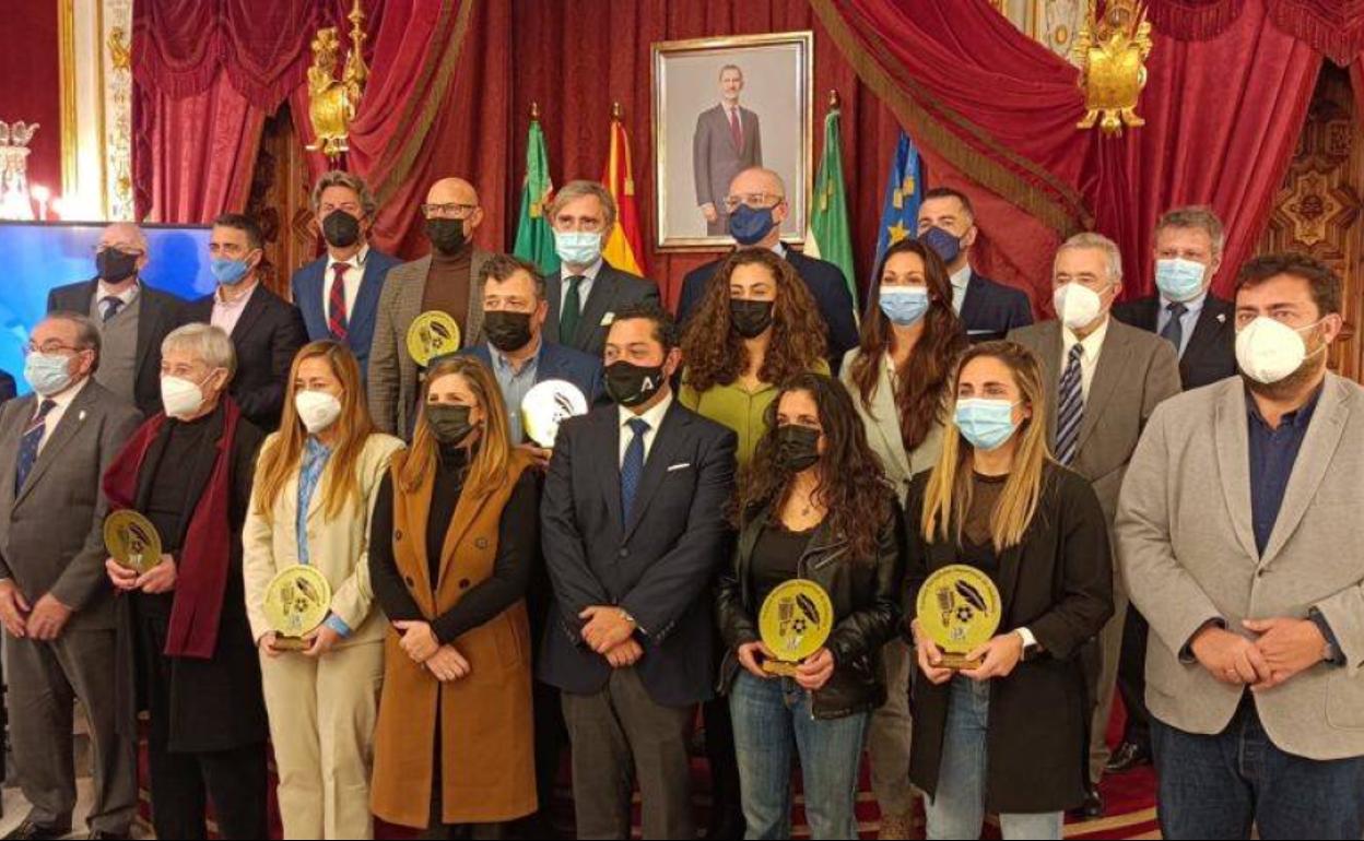 Foto de familia con los premiados, entre los que se encuentran Diego Martínez (segundo por la derecha arriba), y Pepe Macanás con Patricia Rodríguez (en la esquina inferior izquierda). 