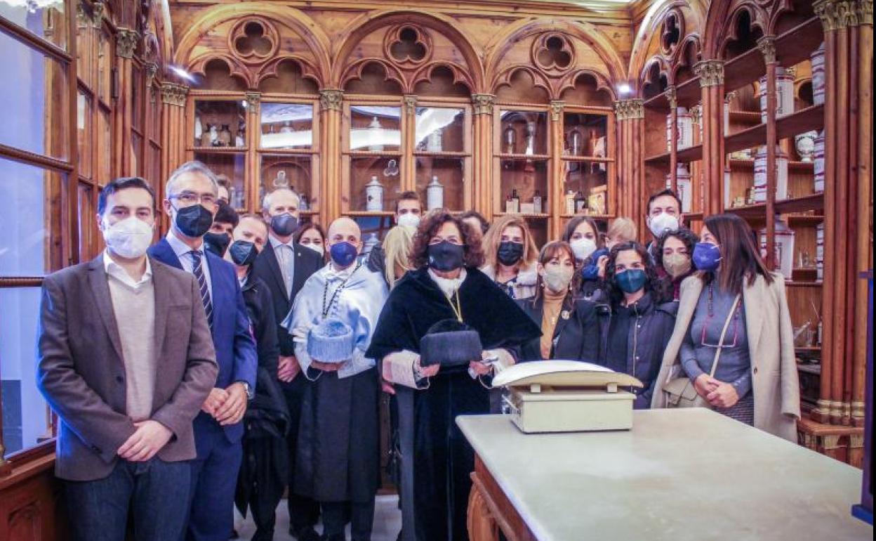 Los farmacéuticos celebrando actos académicos en honor a su patrona con la presencia de la rectora de la UGR, Pilar Aranda