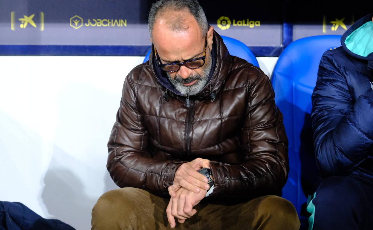 Álvaro Cervera mira la hora en su reloj antes del inicio del duelo. 