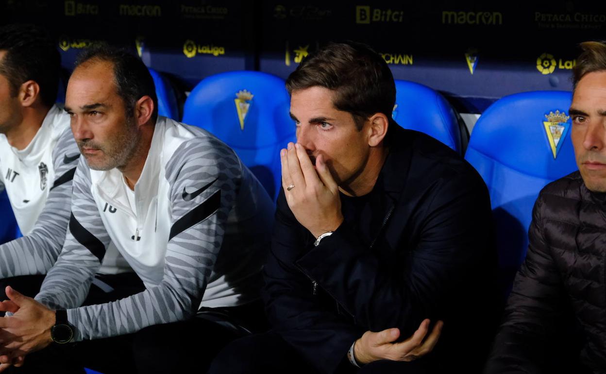 Robert Moreno, concentrado en su banquillo antes del inicio del partido. 