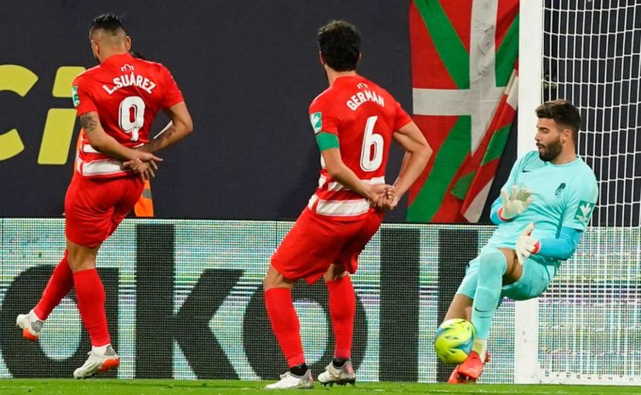 Paradón de Maximiano a remate del 'Pacha' Espino. 