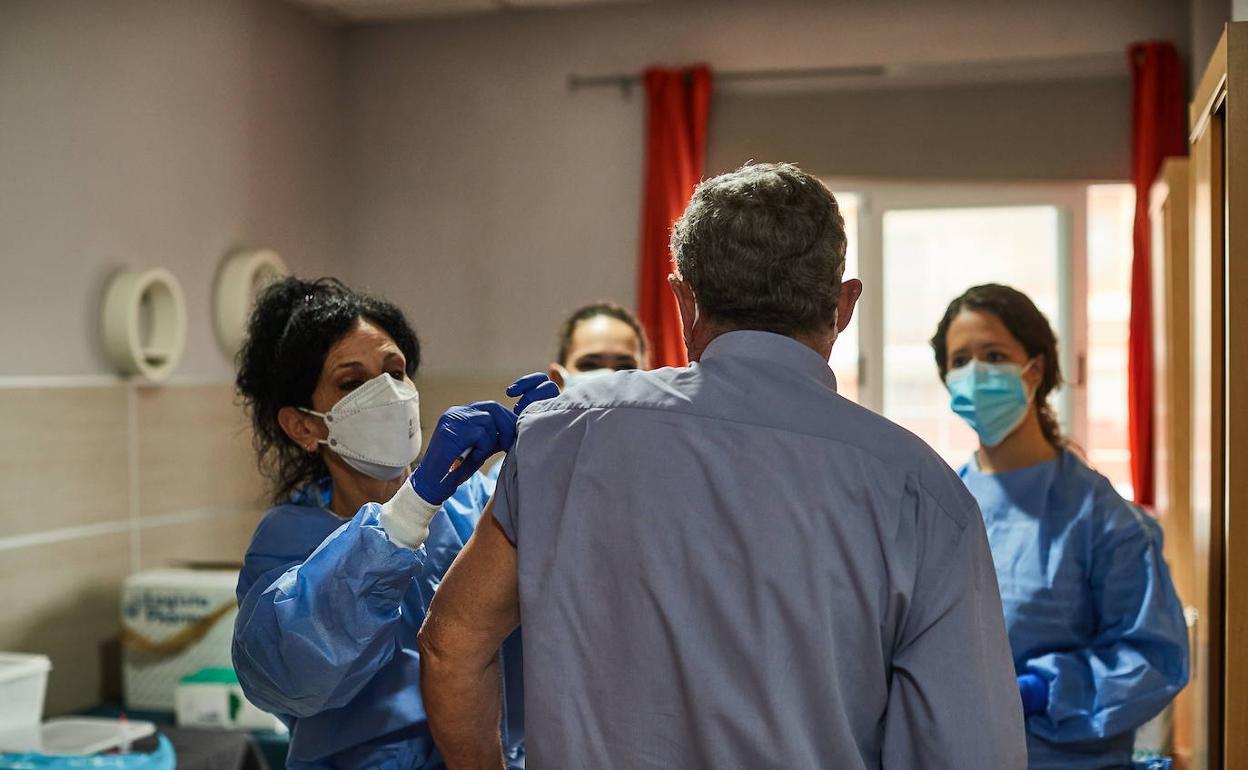 Andalucía abre la vacunación sin cita de la tercera dosis a los mayores de 60 años
