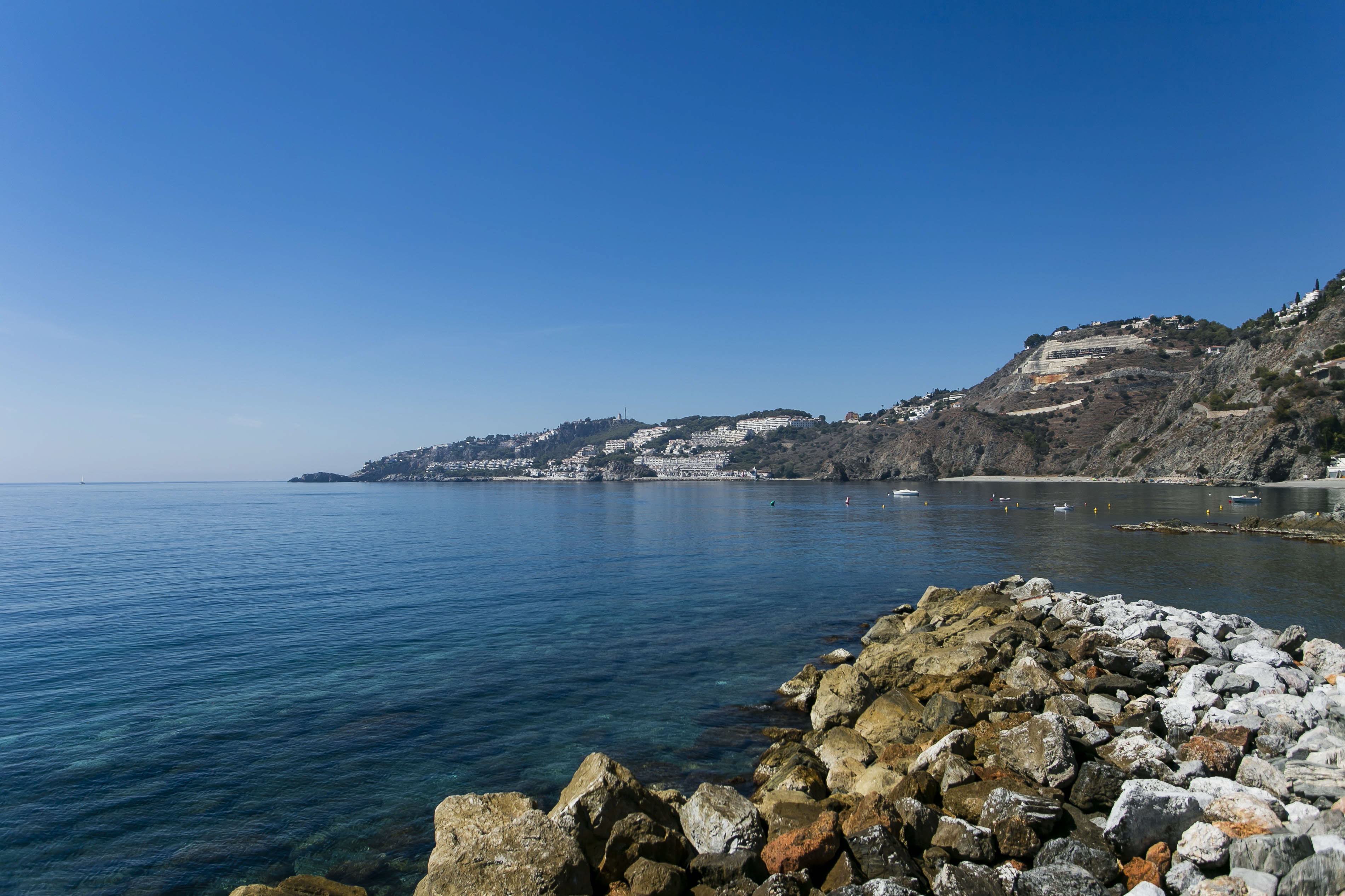Vista desde abajo de los acantilados de La Herradura.