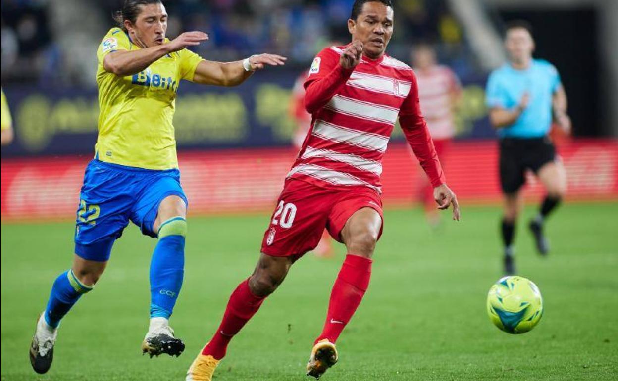 Carlos Bacca, perseguido por Espino. 