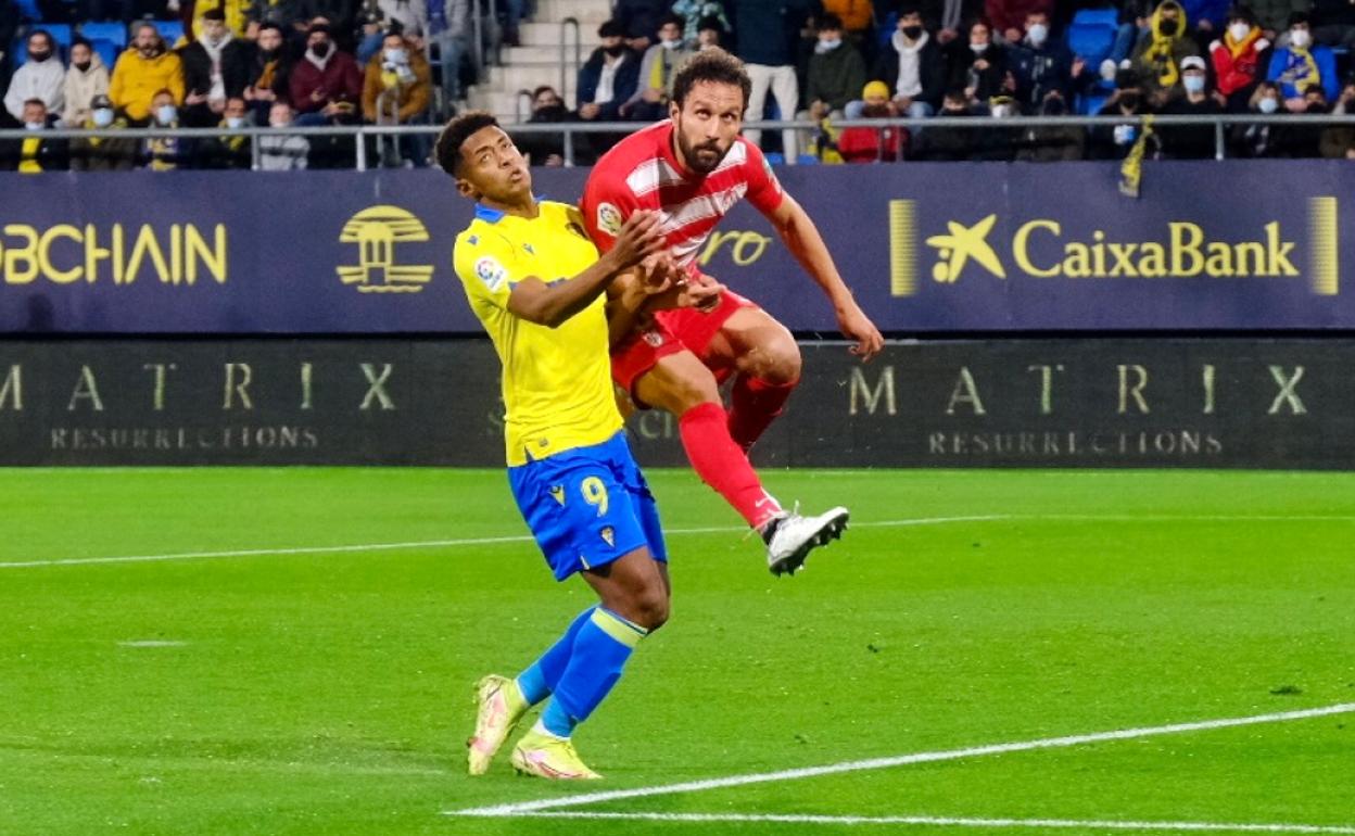 Germán Sánchez despeja una pelota anticipándose a Lozano.